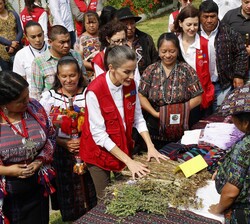 Doña Letizia observa los productos que ofrecen en un puesto de San José Chacayá